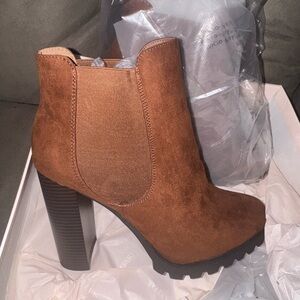 JustFab Fay Suede Block Heel Ankle Booties in Whiskey size 8.5